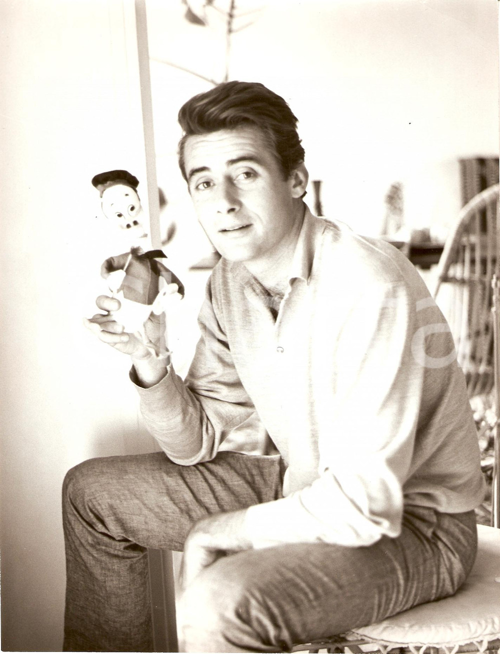 Fotografia d epoca originale 1960 ca CINEMA Actor Michel BARDINET play with DONALD DUCK Toy Photo 1