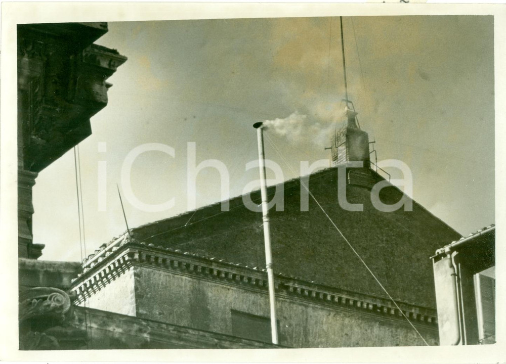 Fotografia d epoca originale 1939 CITTA  DEL VATICANO Fumata nera al Conclave Il papa non Ã¨ fatto FOTOGRAFIA 1