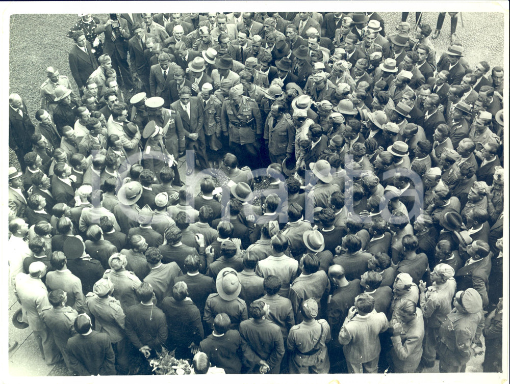 Fotografia d epoca originale 1938 MILANO I reduci del GRAN SASSO ascoltano il Duca di Bergamo Foto 1