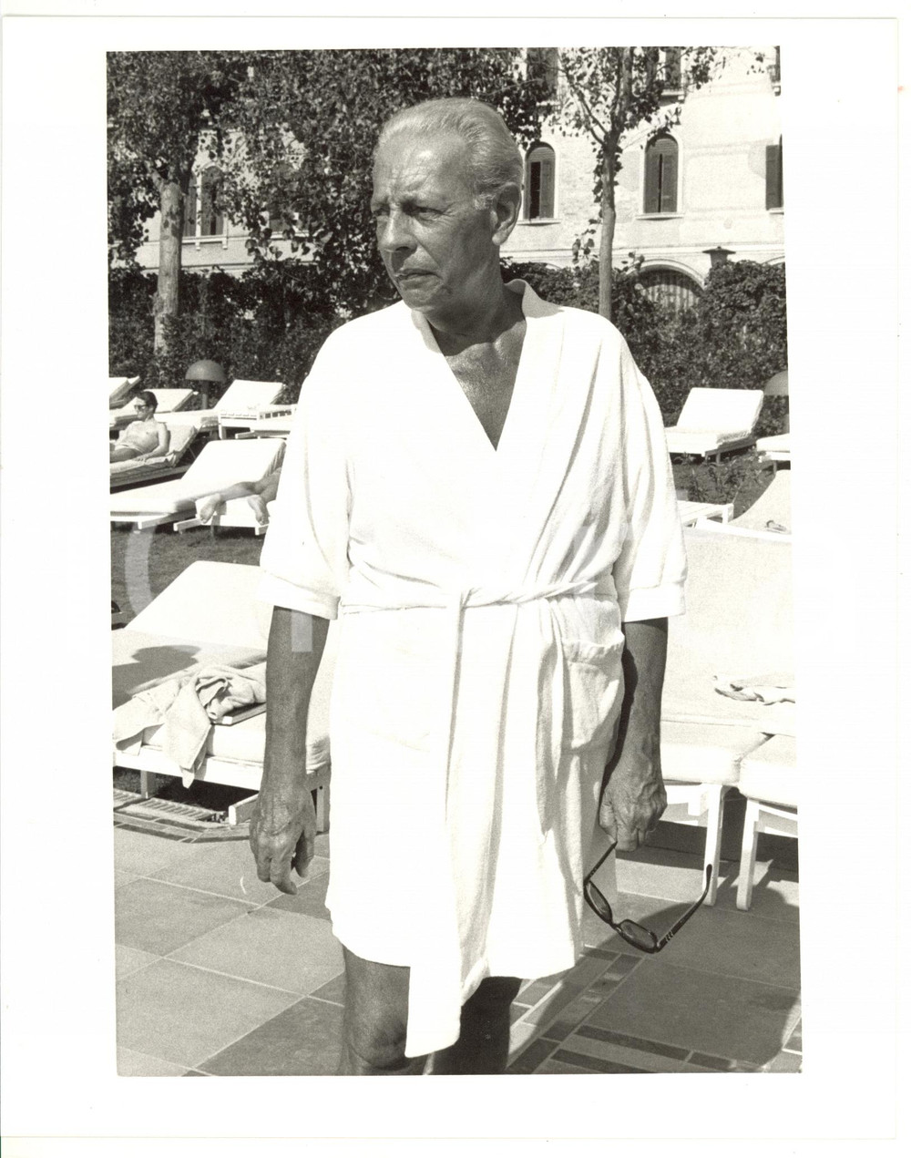 1990 ca LIDO DI VENEZIA Ritratto di Gian Luigi RONDI in accappatoio (3) *Foto