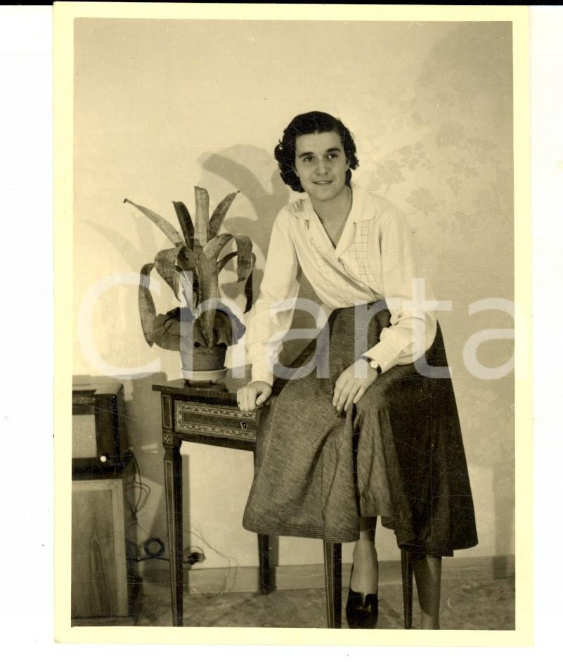 Fotografia d epoca originale 1960 ca ROMA Ritratto di donna su un tavolino Foto VASARI VINTAGE 10x12 cm 1
