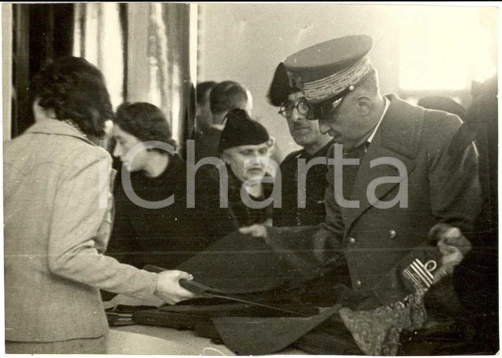 Fotografia d epoca originale 1938 MILANO Fiera Vittorio Emanuele Conte di TORINO esamina stoffa LANITAL FOTO 1