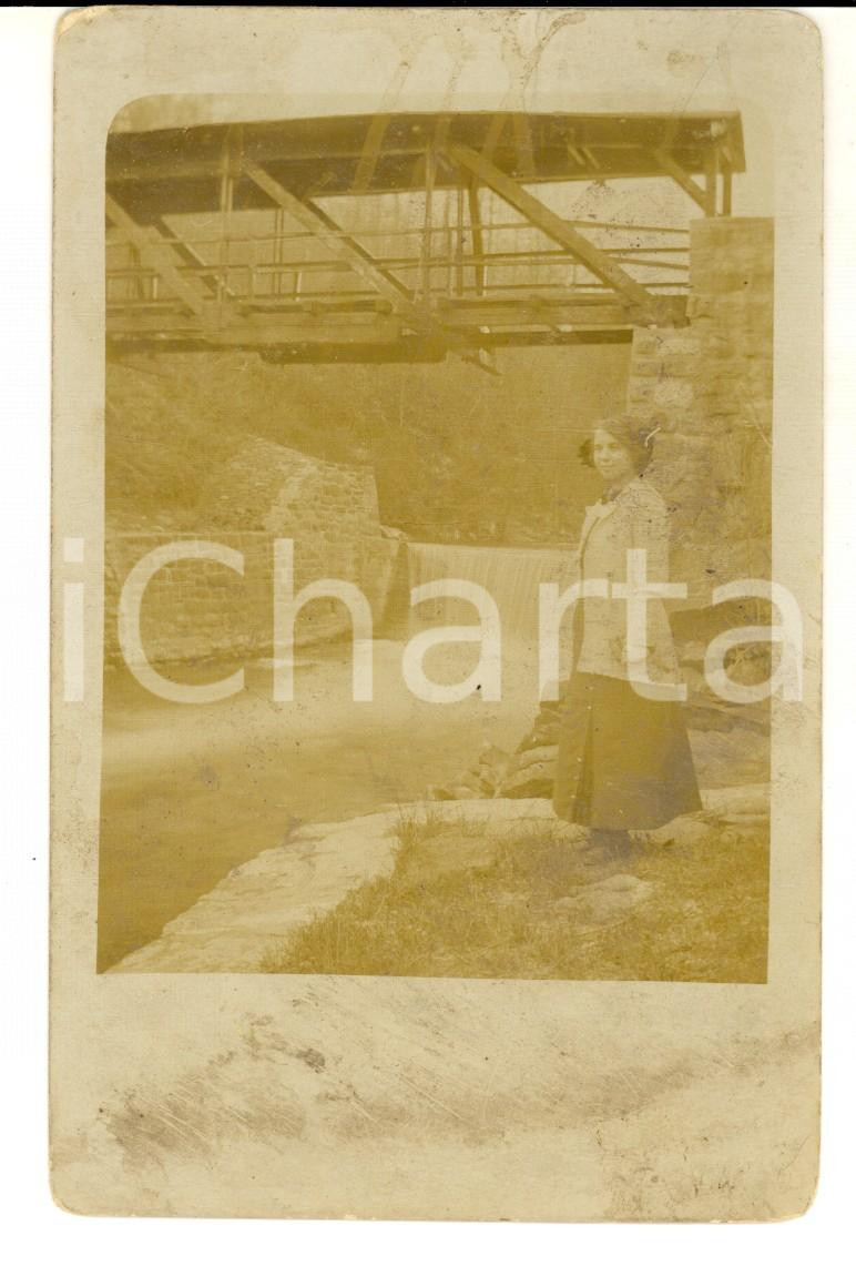 Fotografia d epoca originale 1920 ca AREA LOMBARDA ? Giovane donna vicino a una cascata Foto cartolina 1