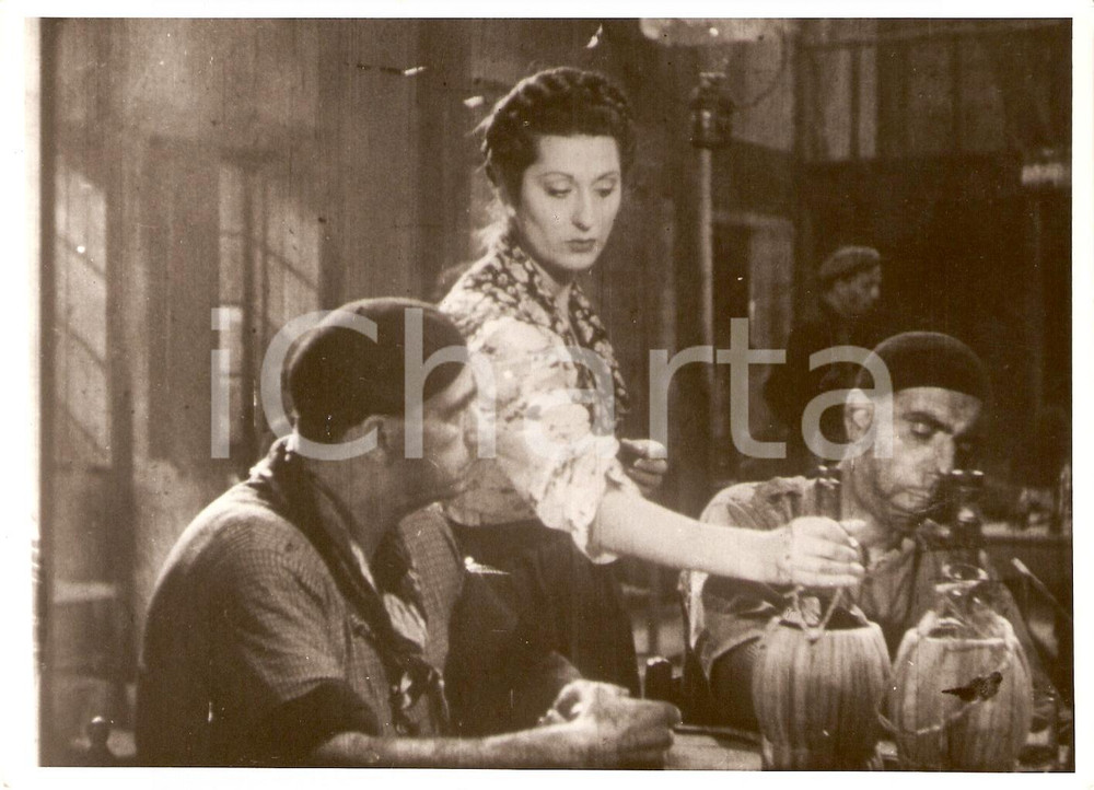 Fotografia d'epoca originale 1940 ca CINEMA Attrice serve due avventori in una taverna *Foto di scena 1