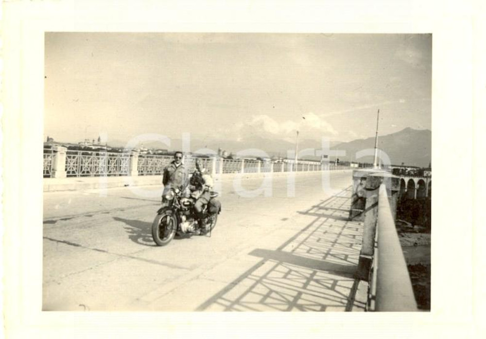 Fotografia d epoca originale 1960 ca CUNEO Motociclisti sostano al Ponte sul GESSO Foto 10 x 7 cm 1