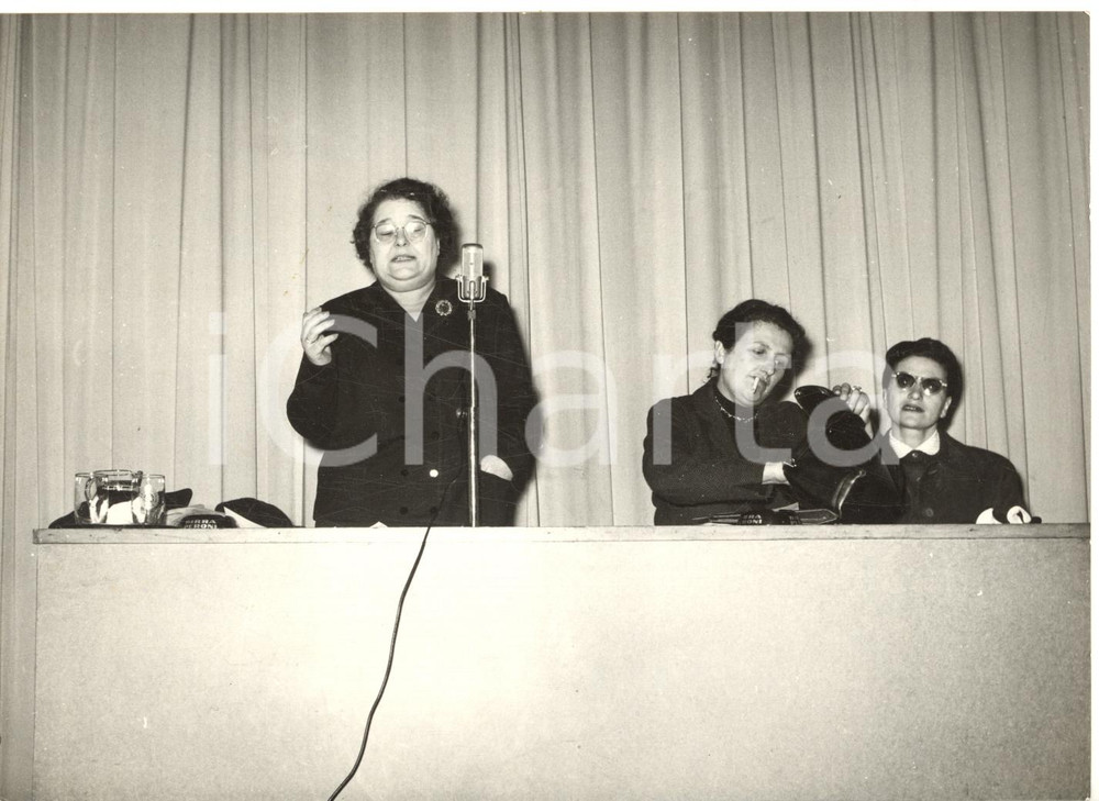 1957 ROMA Via Margutta - Conferenza femminile pro pensione alle casalinghe   Fotografia d'epoca, con didascalia coeva al verso.  CONDIZIONI: G FORMATO: 18x13 cm     originale e autentica 1
