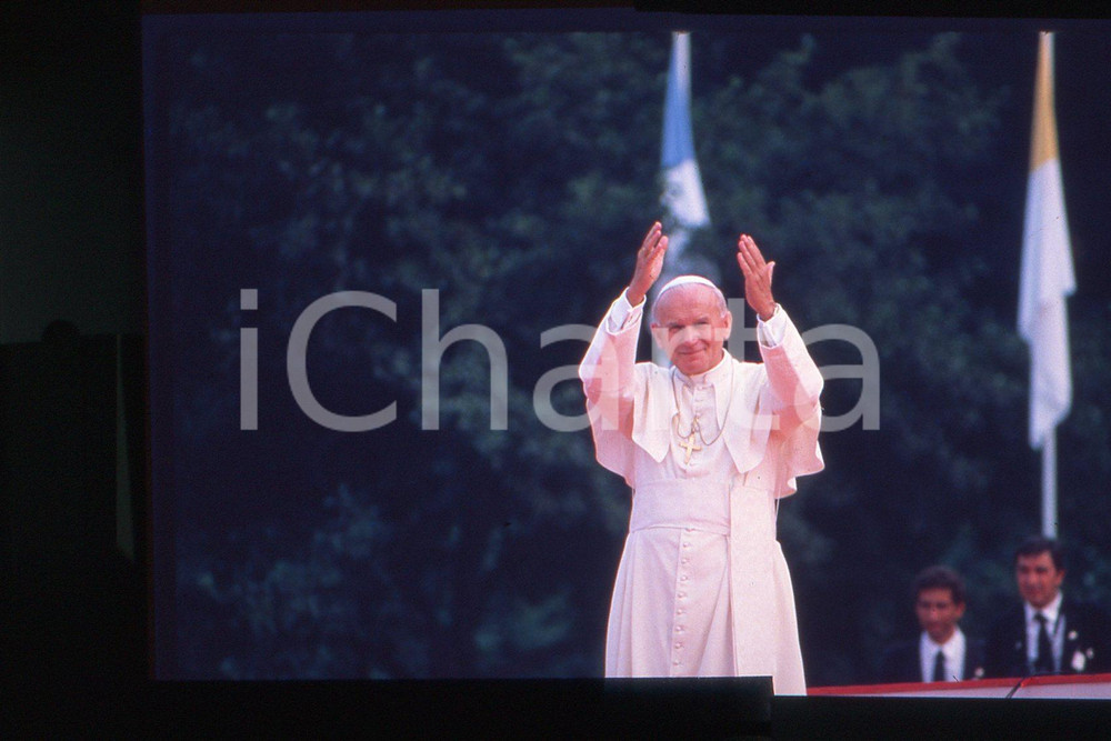 35mm vintage slide* 1986 ARS - FRANCE Papa GIOVANNI PAOLO II (10)  Diapositiva d'epoca, in formato 35 mm.CONDIZIONI: GOODE' severamente vietata la riproduzione. Tutti i diritti sono riservati.Nella diapositiva ICharta mette in vendita, sul negozio eBay e in esclusiva sul sito "icharta" il proprio archivio composto da numerose diapositive e negativi fotografici d'epoca, tutti originali e autentici, che attraversano la storia del costume italiano tra gli la fine degli anni Sessanta e Novanta.Si tratta di uno sguardo inedito sull'attualit&agrave;, la politica, la vita quotidiana, il gossip e la cultura, che fotografa il cambiamento della nazione in quest'ultimo scorcio del XX secolo. Un'occasione unica per il mercato del collezionismo, che vede finalmente disponibile un archivio eccezionale per vastit&agrave;, tematiche e condizioni, in un settore (il negativo fotografico e la diapositiva) di assoluta novit&agrave; e dalle interessanti prospettive di investimento.  FAIR/discreto   originale e autentica 1