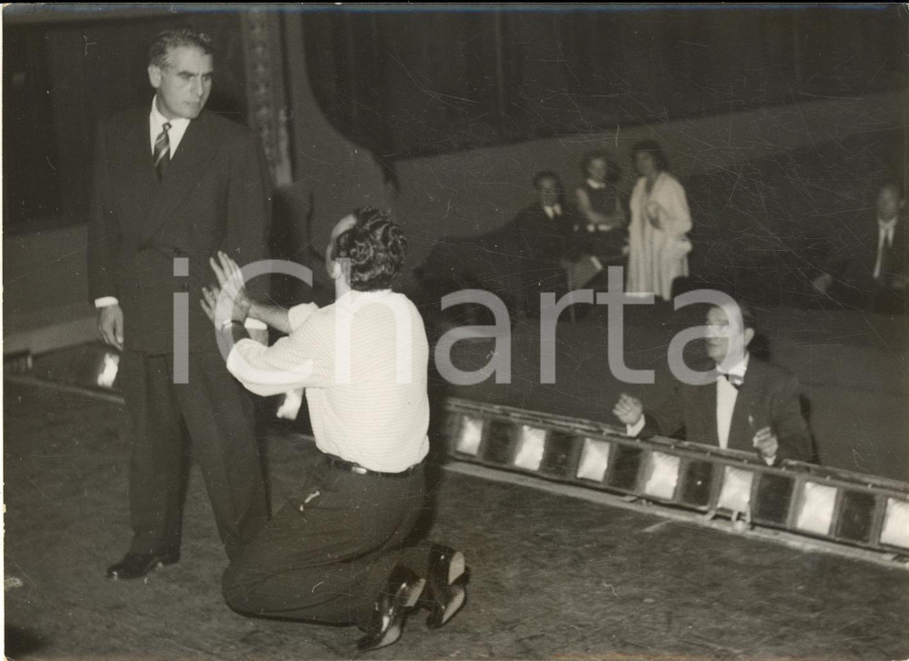 1955 PARIS THEATRE Marcel PAGNOL surveille Jean CHEVRIER et Raymond PELLEGRIN