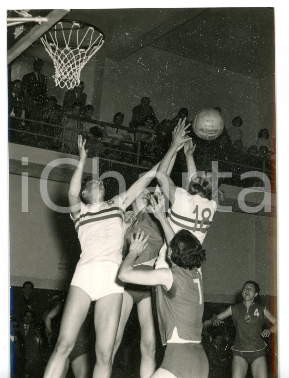 1957 TORINO BASKET Femminile - ITALIA-UNGHERIA Azione di gioco *Foto 13x18 cm Fotografia d'epoca con didascalia coeva.  CONDIZIONI: FAIR (difetti di stampa; lieve ondulatura al margine sinistro)FORMATO: 13x18 cm     originale e autentica 1