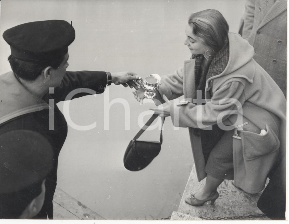 Fotografia d epoca originale 1953 ROMA Studentessa del liceo Torricelli preleva acqua del Tevere per Vienna 1