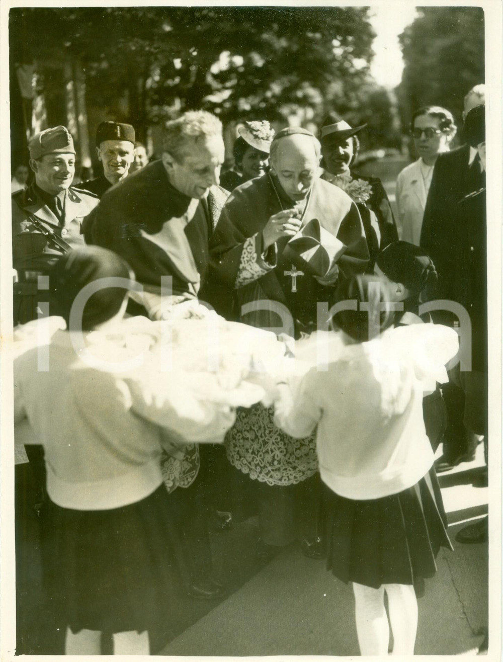 Fotografia d epoca originale 1938 MILANO Alunni scuola del TROTTER donano camice a card. Ildefonso SCHUSTER 1
