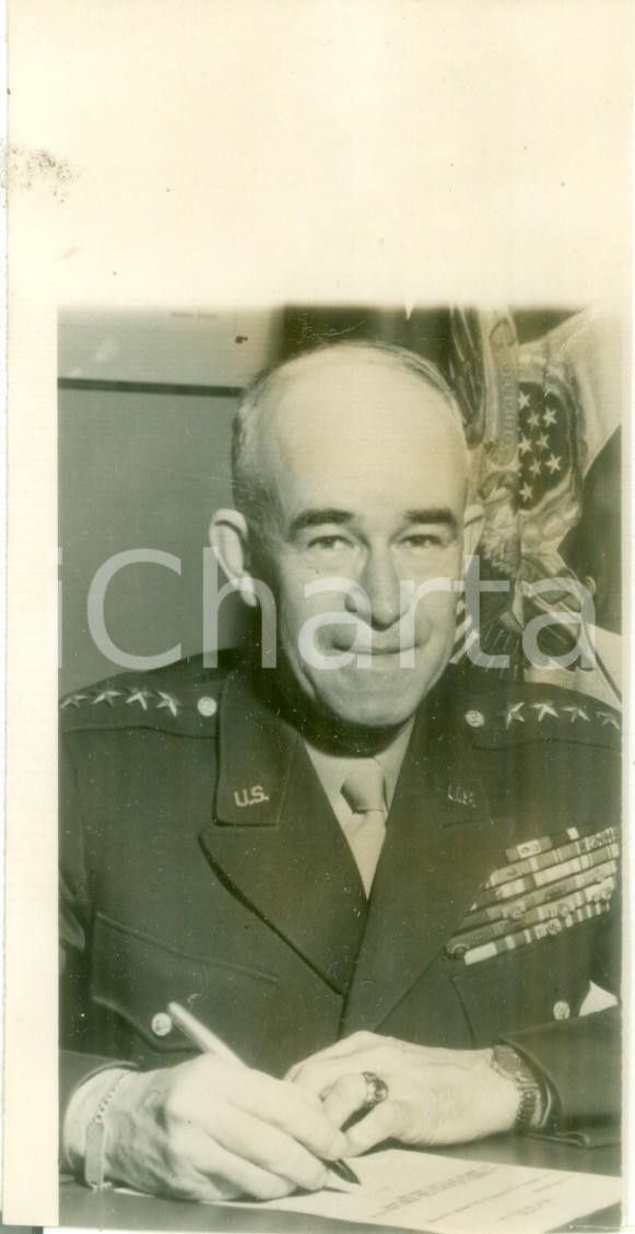 Fotografia d epoca originale 1975 ca NEW YORK USA Generale Omar BRADLEY nel suo studio Foto DANNEGGIATA 1