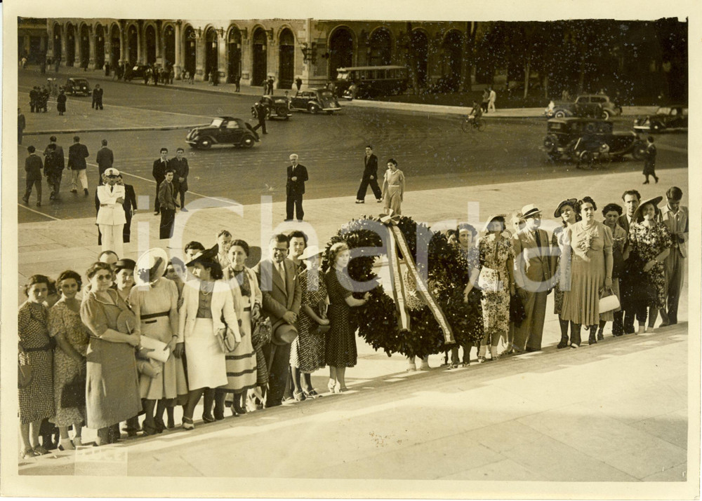 Fotografia d epoca originale 1939 ROMA Allievi corsi italiani di BELGRADO alla Tomba del Milite Ignoto Foto 1