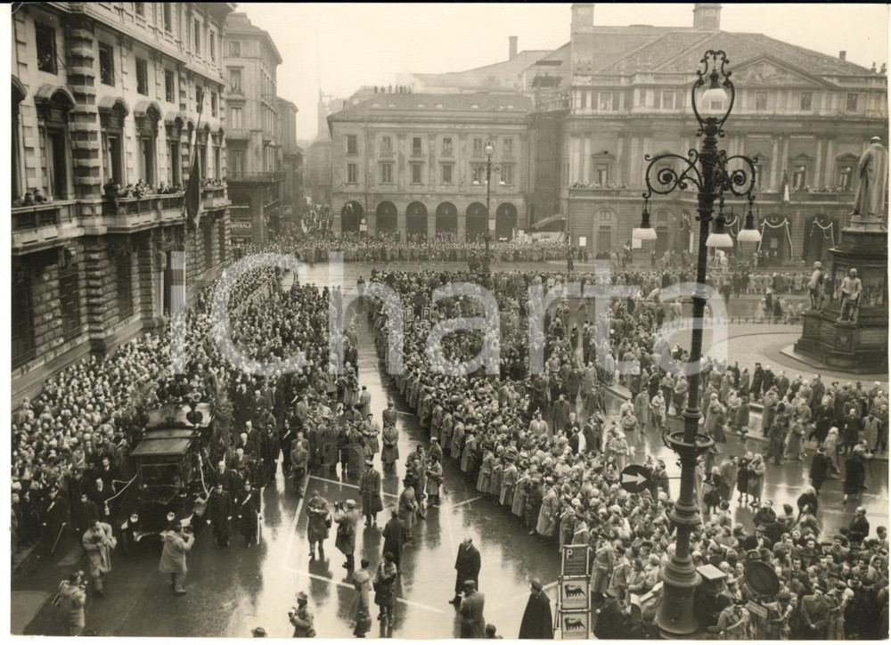 1957 MILANO Piazza della Scala - Folla ai funerali di Arturo TOSCANINI *Foto