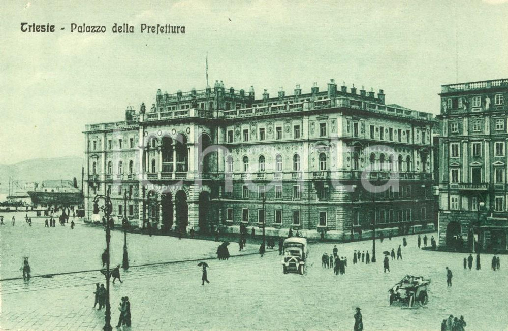 Cartolina originale da collezione 1915 ca TRIESTE Palazzo della Prefettura Cartolina ANIMATA con auto FP NV 1