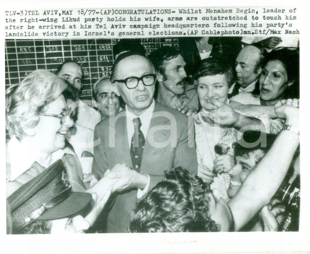 1977 TEL AVIV (ISRAELE) Menachem BEGIN leader del LIKUD accolto dalla folla Foto Stampa su carta fotografica, d'epoca, originale, autentica.DIMENSIONI: cm 25 x 20CONDIZIONI: GOOD.    originale e autentica 1