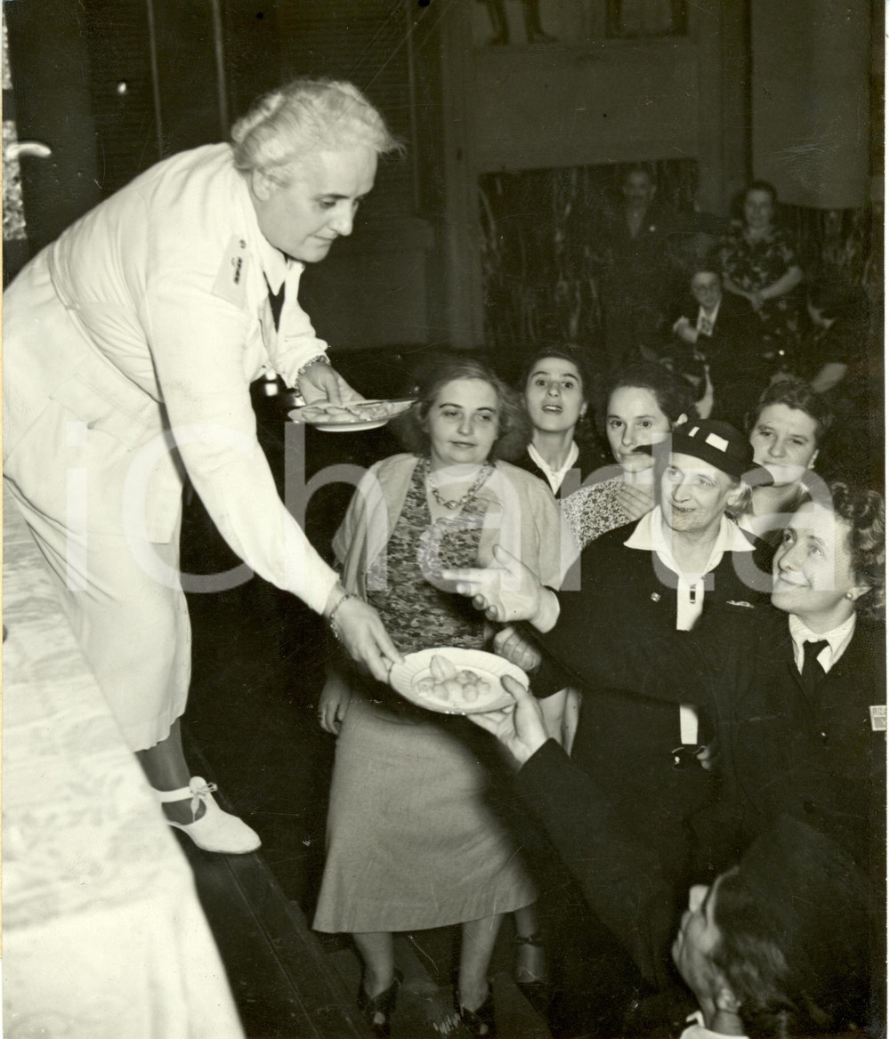 Fotografia d epoca originale 1940 MILANO Autarchia del Focolare  Dimostrazioni economia domestica a massaie 1