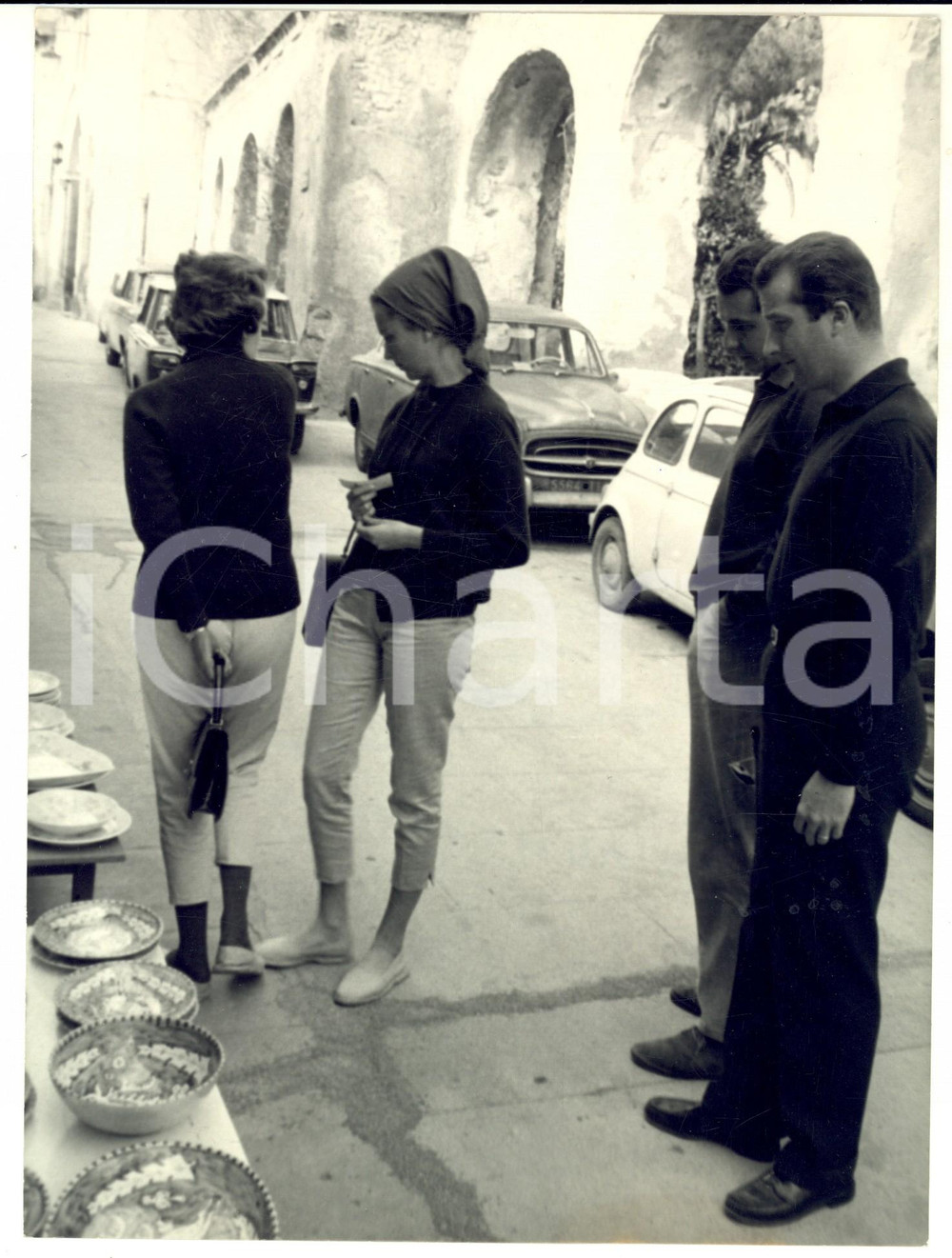 Fotografia d epoca originale 1960 ROMA Alberto del BELGIO e Paola RUFFO osservano ceramiche Foto 18x24 1