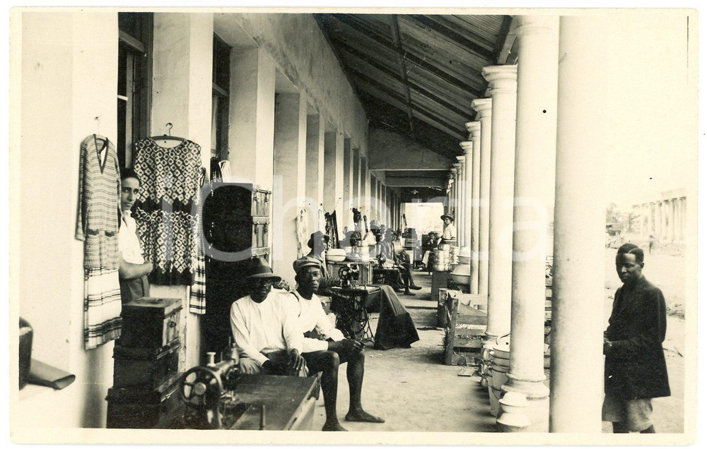 1930 ca CONGO BELGE - ELISABETHVILLE (?) Tailleurs *Photo Léopold GABRIEL 366 Fotografia originale d'epoca, in formato cartolina postale.FOTOGRAFO: L&eacute;opold Gabriel, Elisabethville GOOD/buono  Formato: 14x9 cm originale e autentica 1