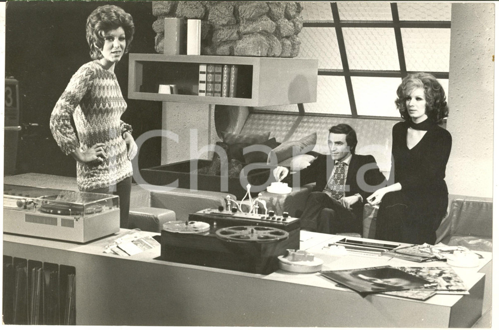 1974 ITALIA Iva ZANICCHI e Antonio ANSOLDI ascoltano una registrazione *Foto