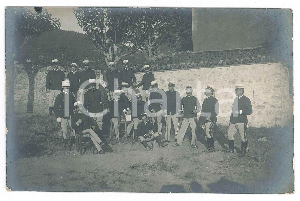 Fotografia d epoca originale 1910 ca Area di MILANO  REGIO ESERCITO  Ufficiali in cortile Foto BALLERINI 1