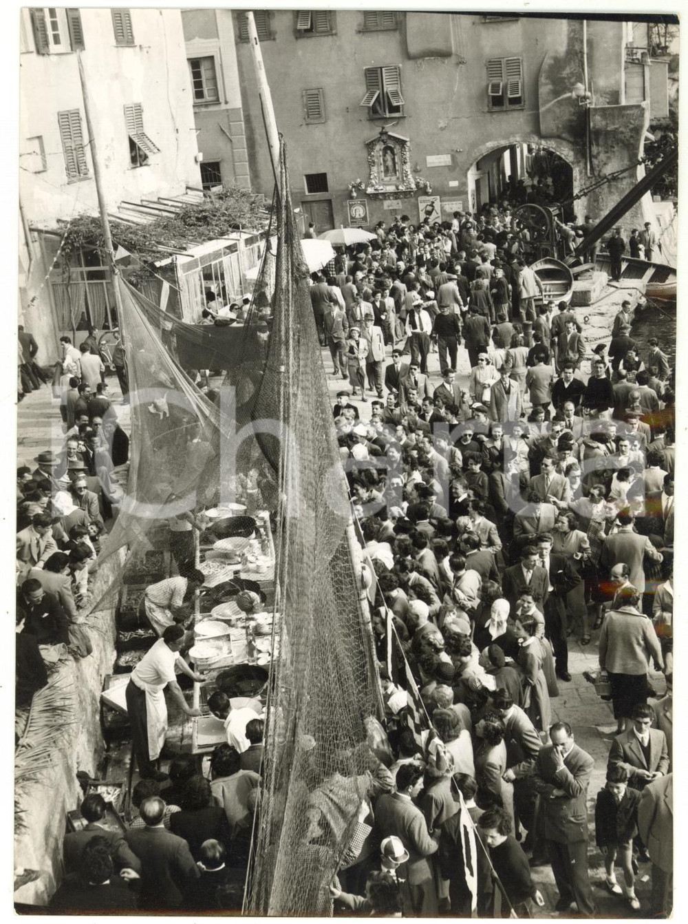 1955 ca CAMOGLI SAGRA DEL PESCE Folla in attesa alle bancarelle del pesce fritto
