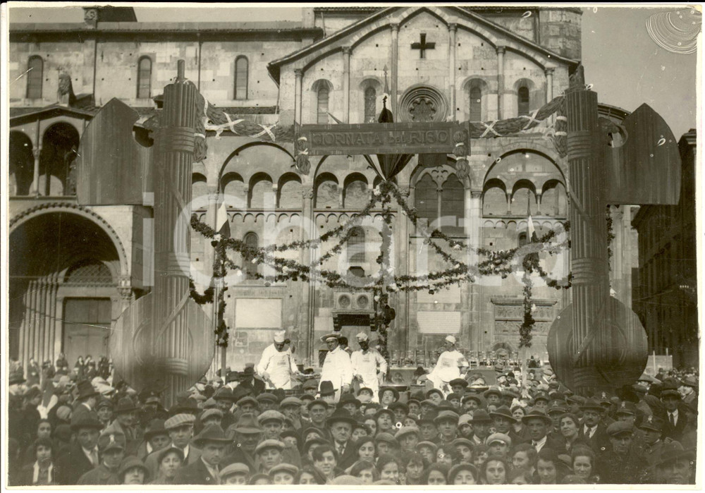 Fotografia d epoca originale 1935 ca MODENA La Giornata del Riso presso il DUOMO Fotografia 1