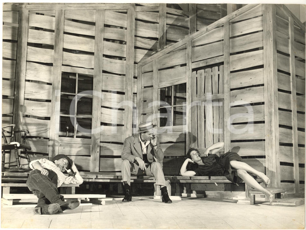 1958 SPOLETO Festival dei Due Mondi "A Moon for the Misbegotten" in scena *Foto Fotografia d'epoca con didascalia coeva al verso.Si tratta della messinscena di "A Moon for the Misbegotten" di Eugene O'Neill, con regia di Jos&eacute; Quintero. CONDIZIONI: G (ma minima piegatura angolare) FORMATO: 24x18 cm     originale e autentica 1