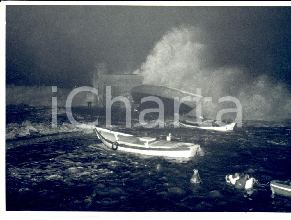 Fotografia d epoca originale 1969 TRIESTE Mareggiata rovescia una barca sul molo Fotografia 14x10 1