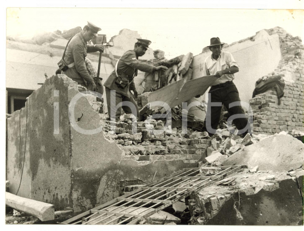 1957 ROBECCO PAVESE Carabinieri tra macerie della chiesa distrutta dal tornado