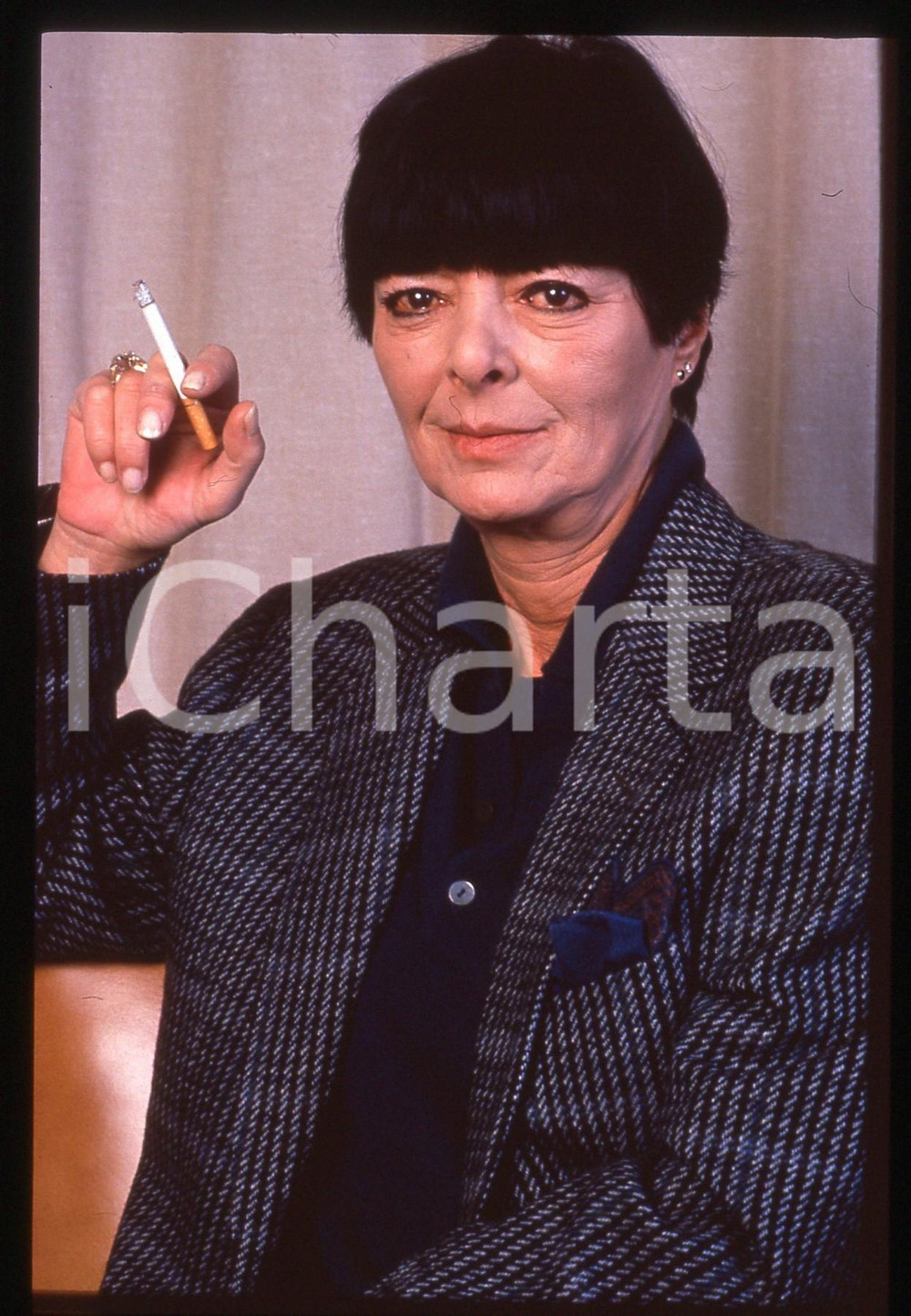 35mm vintage slide* 1990 ca NEW YORK Annabel BUFFET - Ritratto scrittrice (1)  Diapositiva d'epoca, in formato 35 mm. CONDIZIONI: GOOD (lievi segni superficiali nella parte centrale) Tutti i diritti riservati.E' severamente vietata la riproduzione. ICharta mette in vendita, sul negozio eBay e in esclusiva sul sito "icharta" il proprio archivio composto da numerose diapositive e negativi fotografici d'epoca, tutti originali e autentici, che attraversano la storia del costume italiano tra gli la fine degli anni Sessanta e Novanta.Si tratta di uno sguardo inedito sull'attualit&agrave;, la politica, la vita quotidiana, il gossip e la cultura, che fotografa il cambiamento della nazione in quest'ultimo scorcio del XX secolo. Un'occasione unica per il mercato del collezionismo, che vede finalmente disponibile un archivio eccezionale per vastit&agrave;, tematiche e condizioni, in un settore (il negativo fotografico e la diapositiva) di assoluta novit&agrave; e dalle interessanti prospettive di investimento.  originale e autentica 1