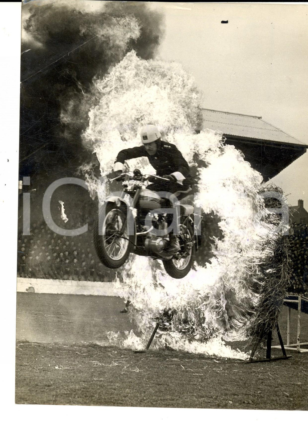 Fotografia d epoca originale 1953 CATTERICK CAMP Captain M. R. POTTER flying trough a circle of fire Photo 1