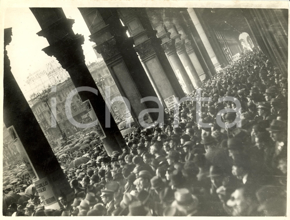 Fotografia d epoca originale 1936 MILANO Piazza DUOMO Folla e manifesti presa ADDIS ABEBA  IDROLITINA Foto 1