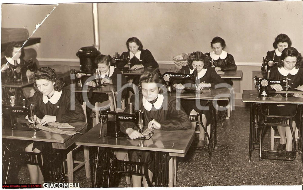 Fotografia d epoca originale 1941 VENEZIA giovani fasciste cuciono per i soldati WW2 1