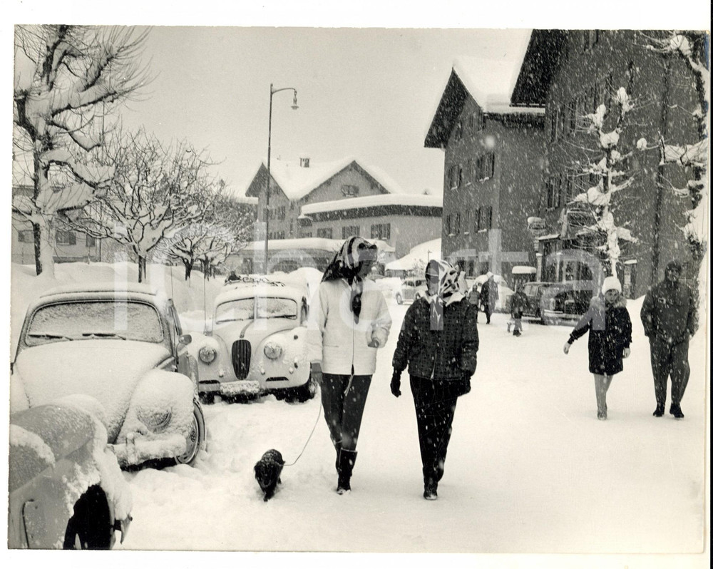 Fotografia d epoca originale 1960 ca KLOSTERS Paola del BELGIO passeggia in centro sotto la neve Foto 24x18 1