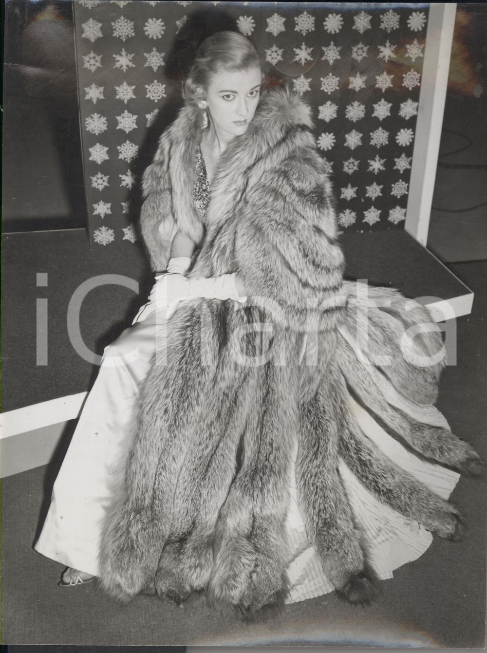 Fotografia d epoca originale 1954 LONDON British Industries Fair Sheila SYMONDS wearing Canadian Opaline fur 1