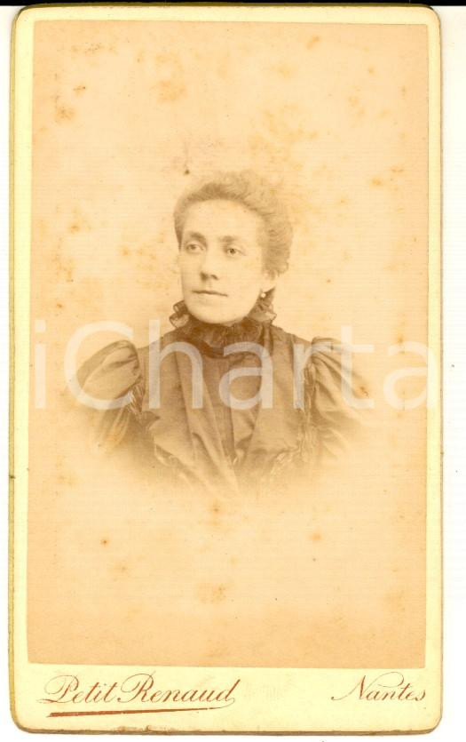 Fotografia d epoca originale 1903 NANTES FRANCE Ritratto femminile in abito scuro Foto PETIT RENAUD CDV 1