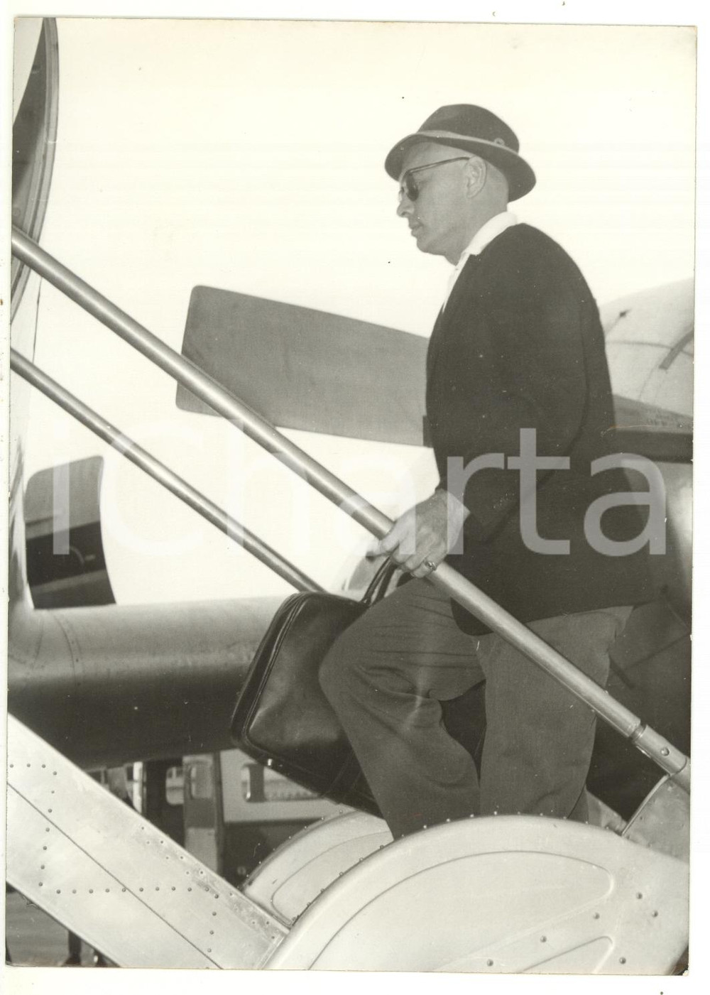 1959 NIZZA Attore Yul BRYNNER su volo diretto a GINEVRA *Foto 13x18 cm