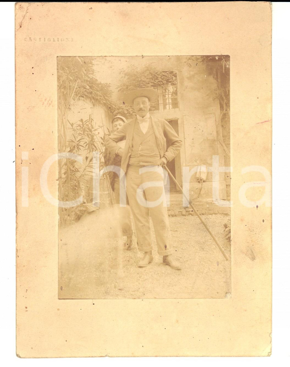 Fotografia d epoca originale 1890 ca AREA LOMBARDA Donna in pantaloni con il marito Foto CASTIGLIONI CURIOSA 1