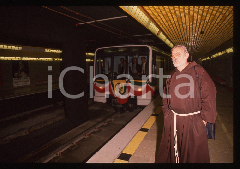 35mm vintage slide* 1990 MILANO Frate Cesare BONIZZI *Inaugurazione LINEA M3 (5)  Diapositiva d'epoca, in formato 35 mm. Nella diapositiva compare Frate Cesare Bonizzi, assistente spirituale dei tranvieri dell'ATM di Milano, in occasione dell'inaugurazione del tratto Centrale FS-Duomo della linea metropolitana M3, avvenuta il 3 maggio 1990. CONDIZIONI: GOOD  Tutti i diritti riservati.E' severamente vietata la riproduzione. ICharta mette in vendita, sul negozio eBay e in esclusiva sul sito "icharta" il proprio archivio composto da numerose diapositive e negativi fotografici d'epoca, tutti originali e autentici, che attraversano la storia del costume italiano tra gli la fine degli anni Sessanta e Novanta.Si tratta di uno sguardo inedito sull'attualit&agrave;, la politica, la vita quotidiana, il gossip e la cultura, che fotografa il cambiamento della nazione in quest'ultimo scorcio del XX secolo. Un'occasione unica per il mercato del collezionismo, che vede finalmente disponibile un archivio eccezionale per vastit&agrave;, tematiche e condizioni, in un settore (il negativo fotografico e la diapositiva) di assoluta novit&agrave; e dalle interessanti prospettive di investimento.New layer...  originale e autentica 1