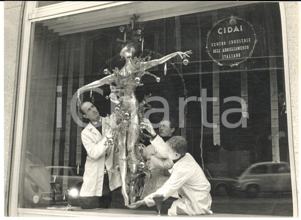1963 MILANO Via TURATI - Scandalo vetrina CIDAI con donna addobbata - Pier POLGA