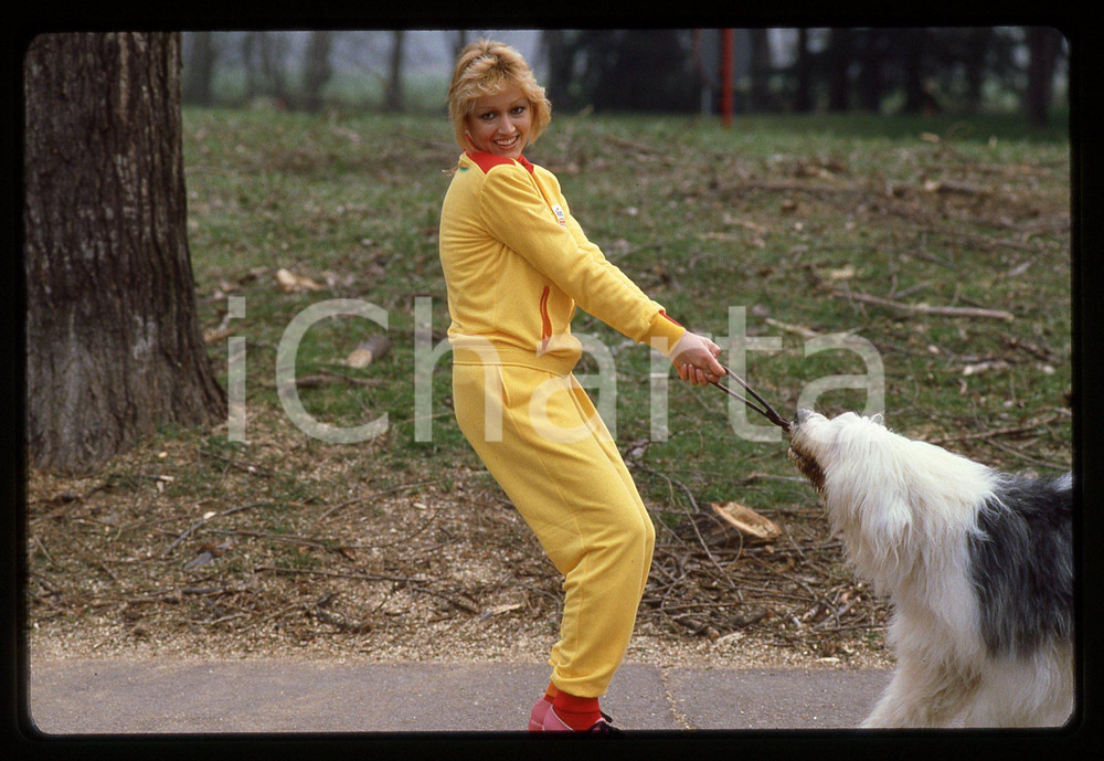 35mm vintage slide* 1980ca COSTUME Tiziana RIVALE gioca con il suo cane Ritratto