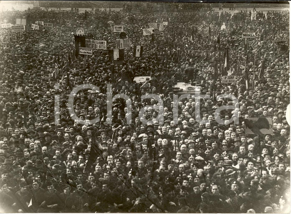 Fotografia d'epoca originale 1928 MILANO Operai dell'ALFA ROMEO attendono l'arrivo del Duce *Fotografia 1