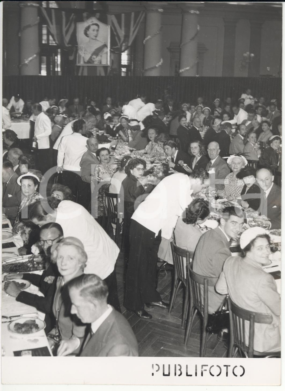 Fotografia d epoca originale 1953 MILANO Sudditi inglesi festeggiano l incoronazione di Elisabetta II Foto 1
