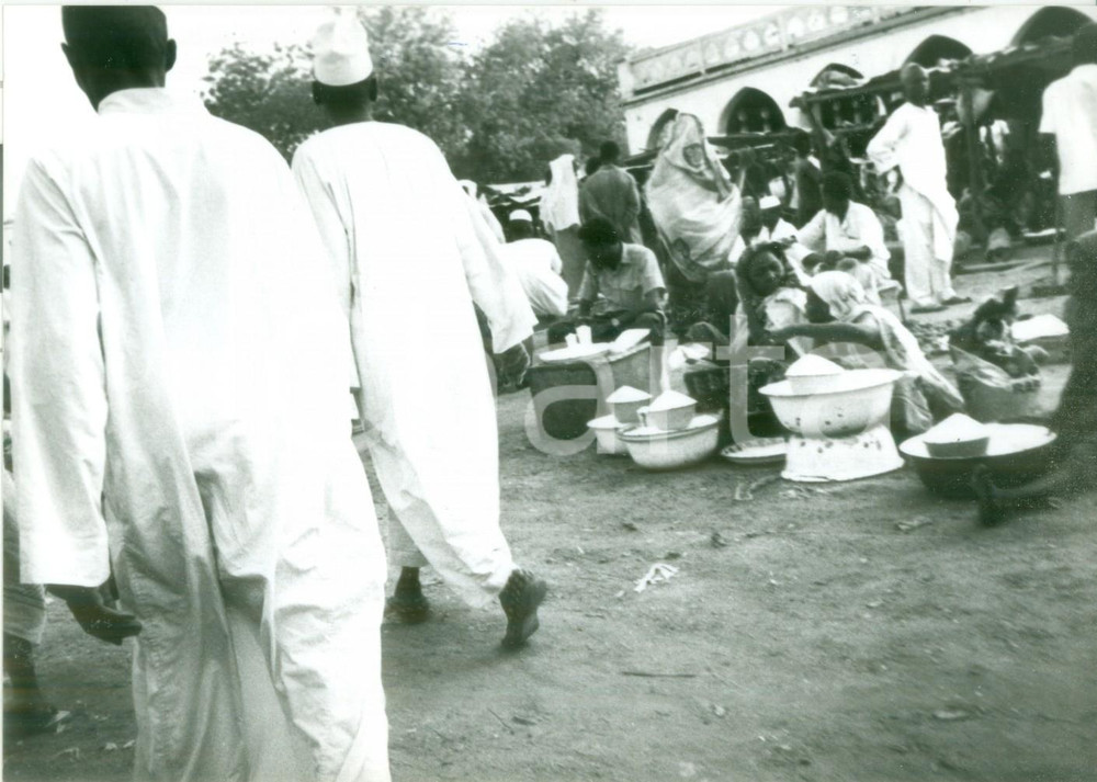 Fotografia d epoca originale 1980 ca CHAD Mercanti indigeni di oggetti in latta Fotografia 1
