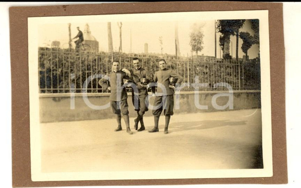 Fotografia d epoca originale 1929 PAVIA Ritratto di tre ufficiali ai giardini Foto VINTAGE 10x7 cm 1