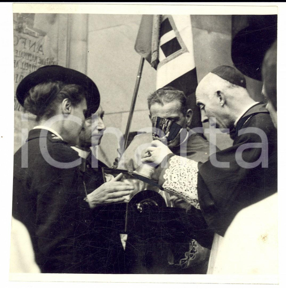 Fotografia d epoca originale 1940 MILANO Card. Ildefonso SCHUSTER riceve calice al Monumento dei Caduti 1