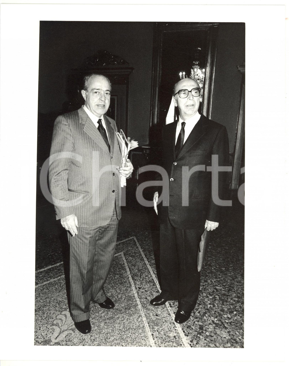 1990 ca MILANO POLITICA Giorgio COVI con Francesco CINGANO *Foto 20x25 cm Fotografia d'agenzia. CONDIZIONI: GFORMATO: 20x25 cm    originale e autentica 1