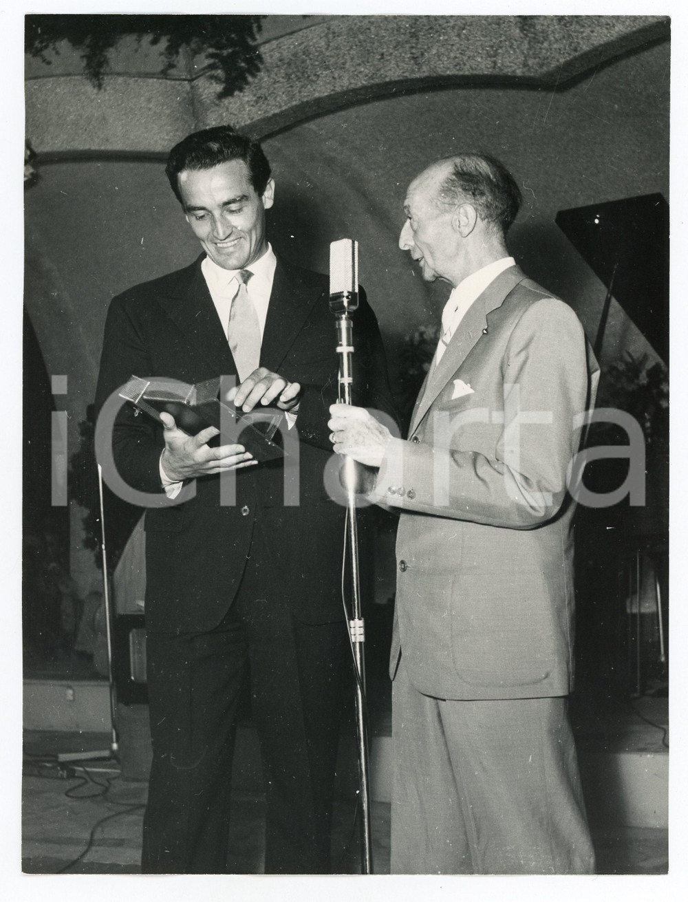 1958 LIDO GENOVA Vittorio GASSMAN premiato da Rinaldo RIZZO - Foto vintage RARA 29 Luglio 1958Fotografia vintage rara d'epoca, scattata in occasione della serata per i 50 anni del Lido di Genova, durante la quale Vittorio Gassman venne premiato con la Caravella d'Oro.Timbro archivio Publifoto Genova al verso.FORMATO: cm 24x18CONDIZIONI: FAIR (difetti di stampa)ICHARTA mette in vendita le stampe vintage della collezione Publifoto Genova, per la maggior parte inedita o in tiratura di pochi esemplari. Si tratta di un'ottima opportunit&agrave; di investimento per i collezionisti di fotografie d'epoca.      originale e autentica 1