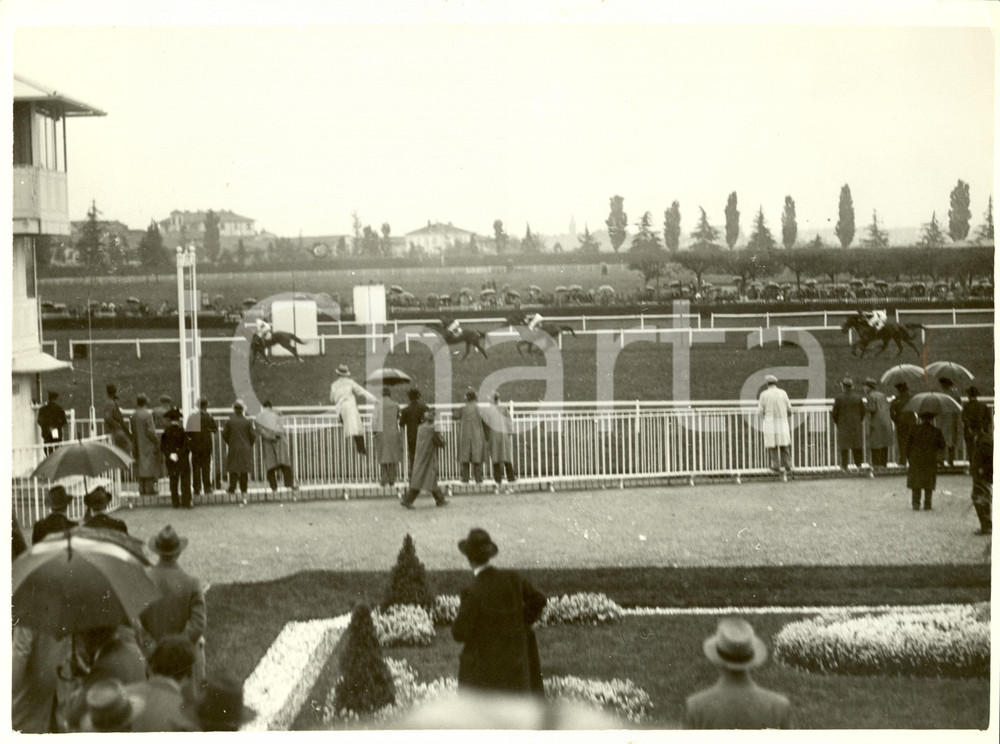 Fotografia d epoca originale 1933 MILANO Ippica DOSSA DOSSI vince Gran Premio OAKS d Italia a SAN SIRO Foto 1